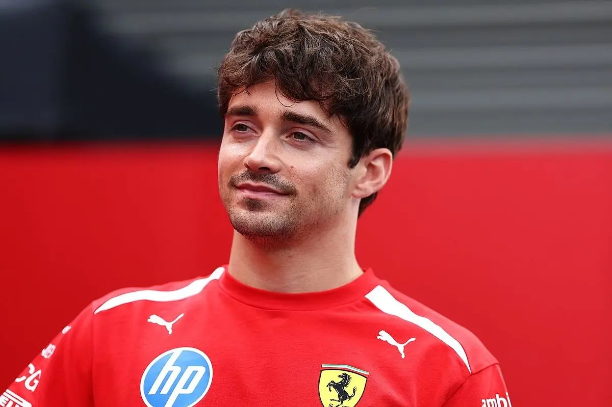 Charles Leclerc apre il weekend del Gran Premio d'Ungheria con il miglior tempo nelle prime prove libere. Il pilota della Ferrari chiude davanti a Max Verstappen e al compagno di squadra Lewis Hamilton, mentre la Scuderia continua il lavoro di sviluppo sulla SF-26 con una nuova ala posteriore.