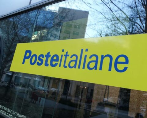 offerta pubblica di acquisto e scambio con cui Poste Italiane punta al controllo di TIM.