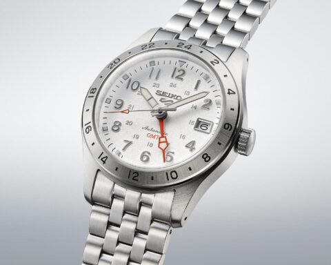Il mondo dell'orologeria di nicchia e degli appassionati è in fermento: è arrivato il nuovo Seiko 5 Sports GMT Bianco (ref. SSK059K1), animato dal calibro 4R36
