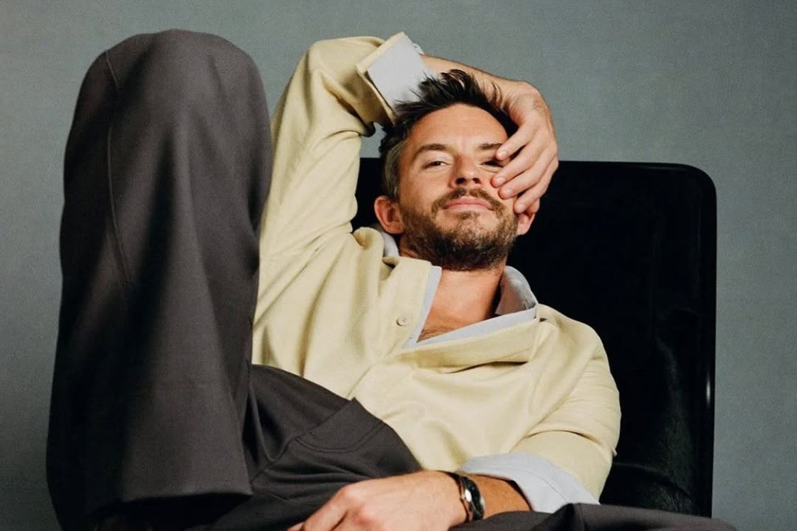 Jonathan Bailey per Giorgio Armani: chi è il nuovo volto della fragranza I WILL