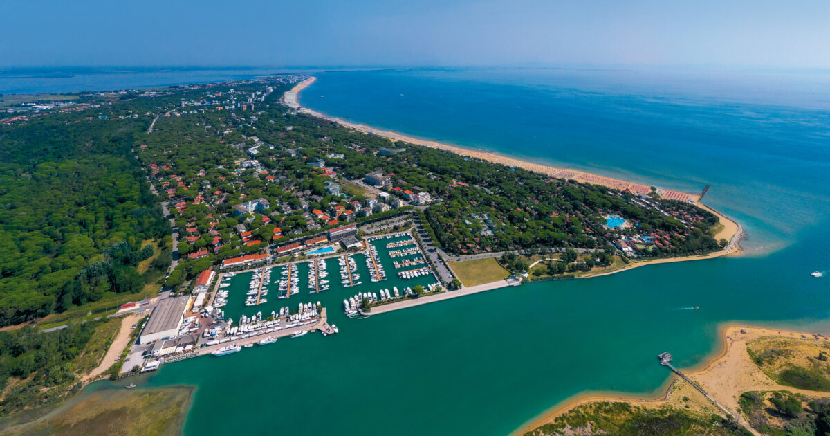 Tra Adriatico, laguna e Tagliamento, Lignano Sabbiadoro si scopre dal mare: sette porti turistici, oltre 5.000 posti barca ed escursioni per vivere il territorio da una prospettiva inedita, anche senza imbarcazione propria.