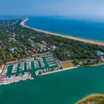 Tra Adriatico, laguna e Tagliamento, Lignano Sabbiadoro si scopre dal mare: sette porti turistici, oltre 5.000 posti barca ed escursioni per vivere il territorio da una prospettiva inedita, anche senza imbarcazione propria.