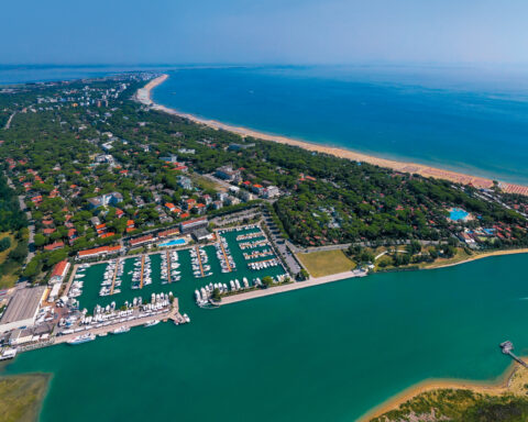 Tra Adriatico, laguna e Tagliamento, Lignano Sabbiadoro si scopre dal mare: sette porti turistici, oltre 5.000 posti barca ed escursioni per vivere il territorio da una prospettiva inedita, anche senza imbarcazione propria.