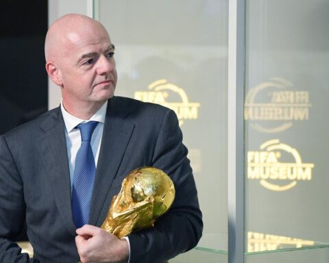 La novità. Gianni Infantino ha rinunciato al progetto di aprire i Mondiali a investitori privati dopo la minaccia di boicottaggio delle 55 federazioni UEFA.
