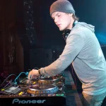 Avicii, la stella che ha illuminato l'EDM: storia, genio e l'eredità di Tim Bergling