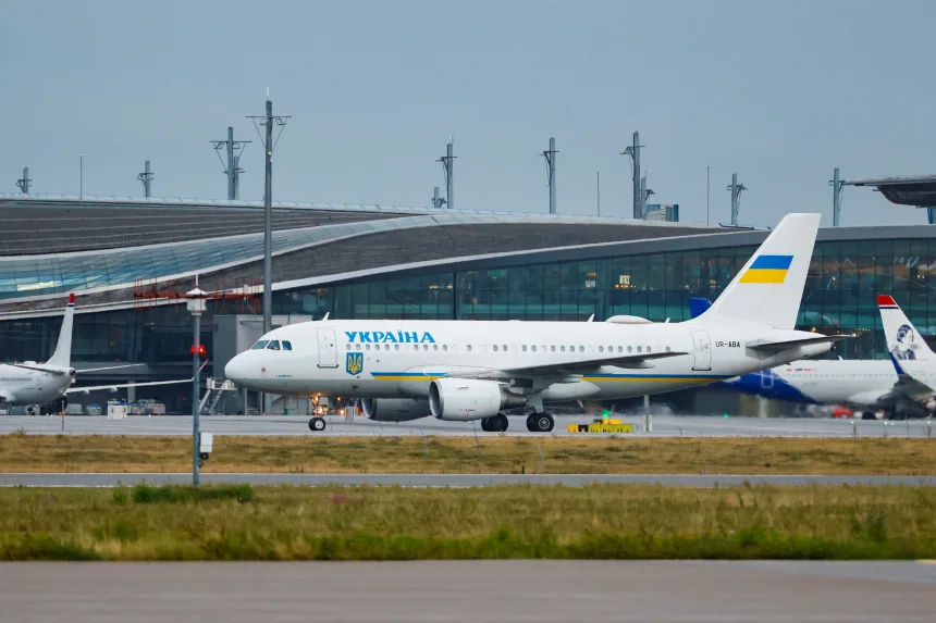Un drone russo nello spazio aereo moldavo, un aereo presidenziale in ritardo e una dichiarazione choc da Oslo: il premier norvegese dice che il velivolo di Zelensky è stato “quasi colpito”. Ma Kiev parla di allerta e di rischi “esagerati”. Ecco cosa è successo e perché se ne parla.